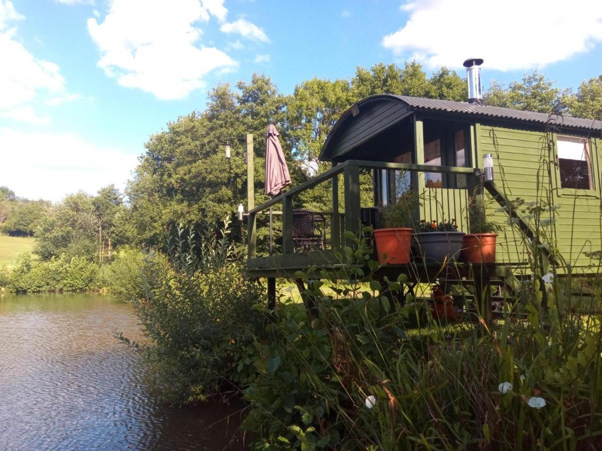 Charming Tranquil Shepherds Hut With Lakeside Balcony 'Roach' อัคฟิลด์ ภายนอก รูปภาพ