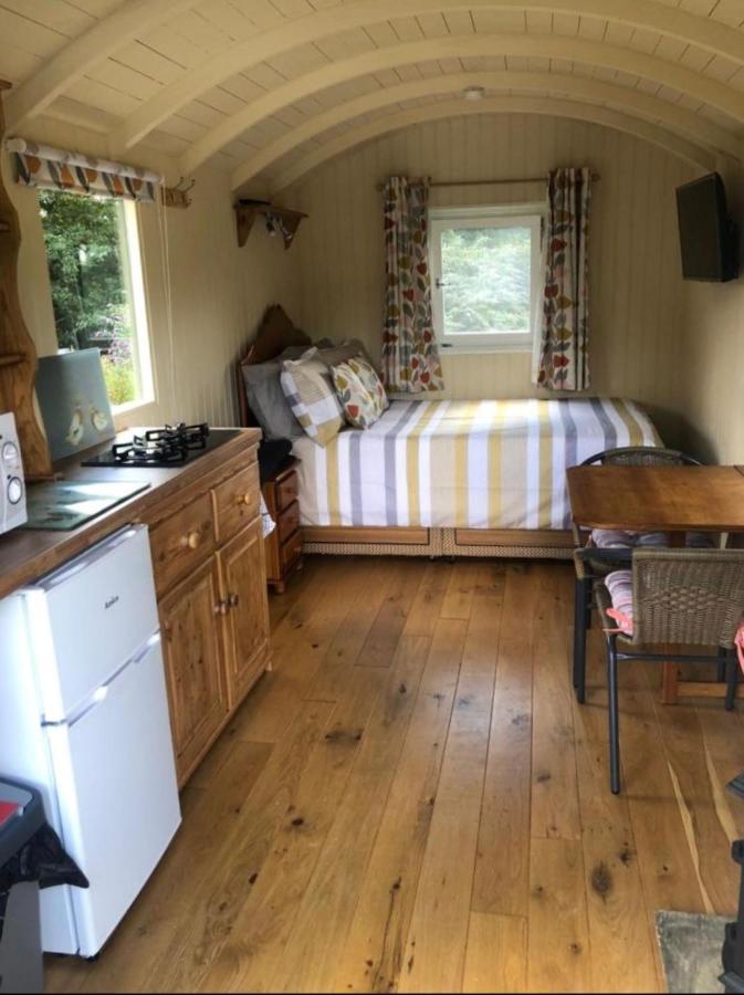 Charming Tranquil Shepherds Hut With Lakeside Balcony 'Roach' อัคฟิลด์ ภายนอก รูปภาพ