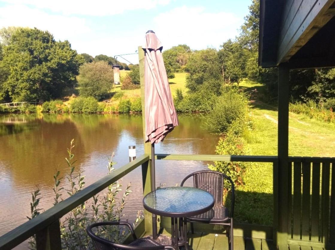 Charming Tranquil Shepherds Hut With Lakeside Balcony 'Roach' อัคฟิลด์ ภายนอก รูปภาพ