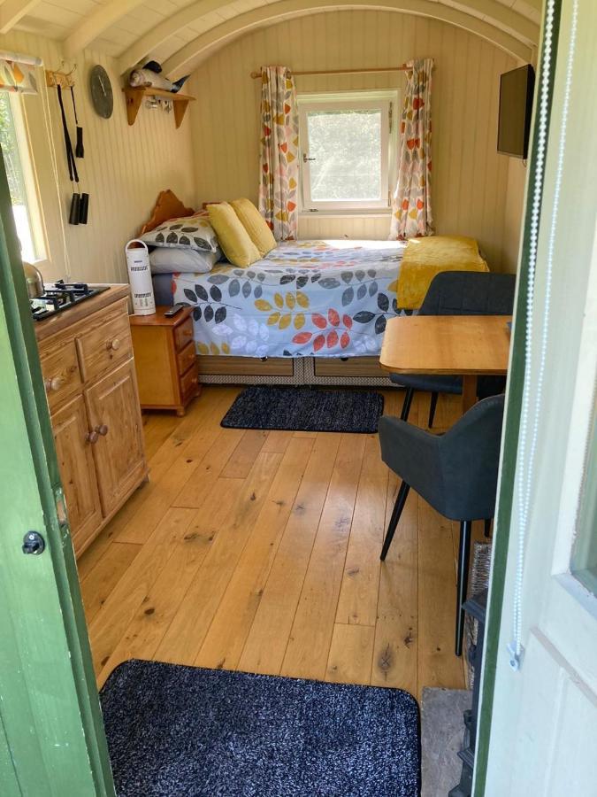 Charming Tranquil Shepherds Hut With Lakeside Balcony 'Roach' อัคฟิลด์ ภายนอก รูปภาพ