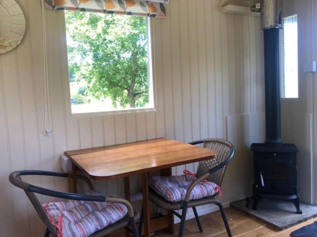 Charming Tranquil Shepherds Hut With Lakeside Balcony 'Roach' อัคฟิลด์ ภายนอก รูปภาพ