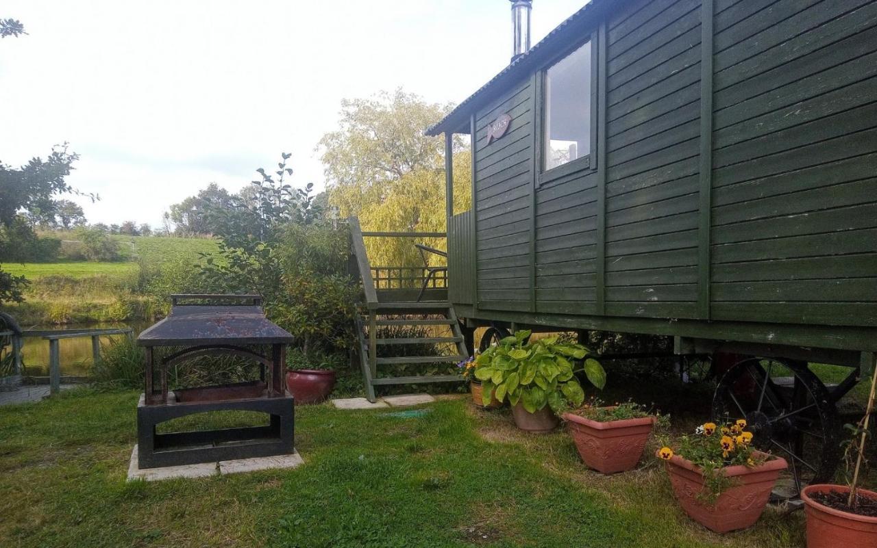 Charming Tranquil Shepherds Hut With Lakeside Balcony 'Roach' อัคฟิลด์ ภายนอก รูปภาพ