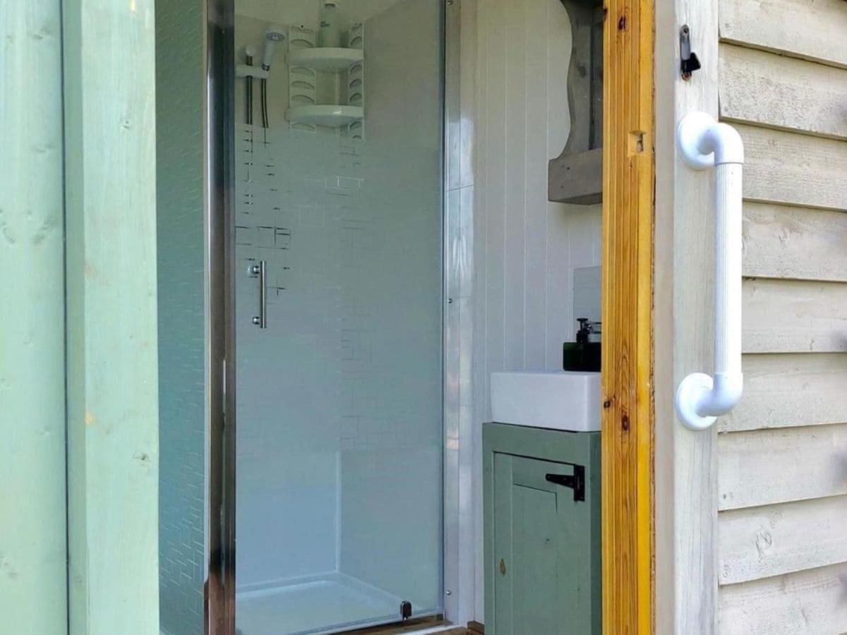 Charming Tranquil Shepherds Hut With Lakeside Balcony 'Roach' อัคฟิลด์ ภายนอก รูปภาพ