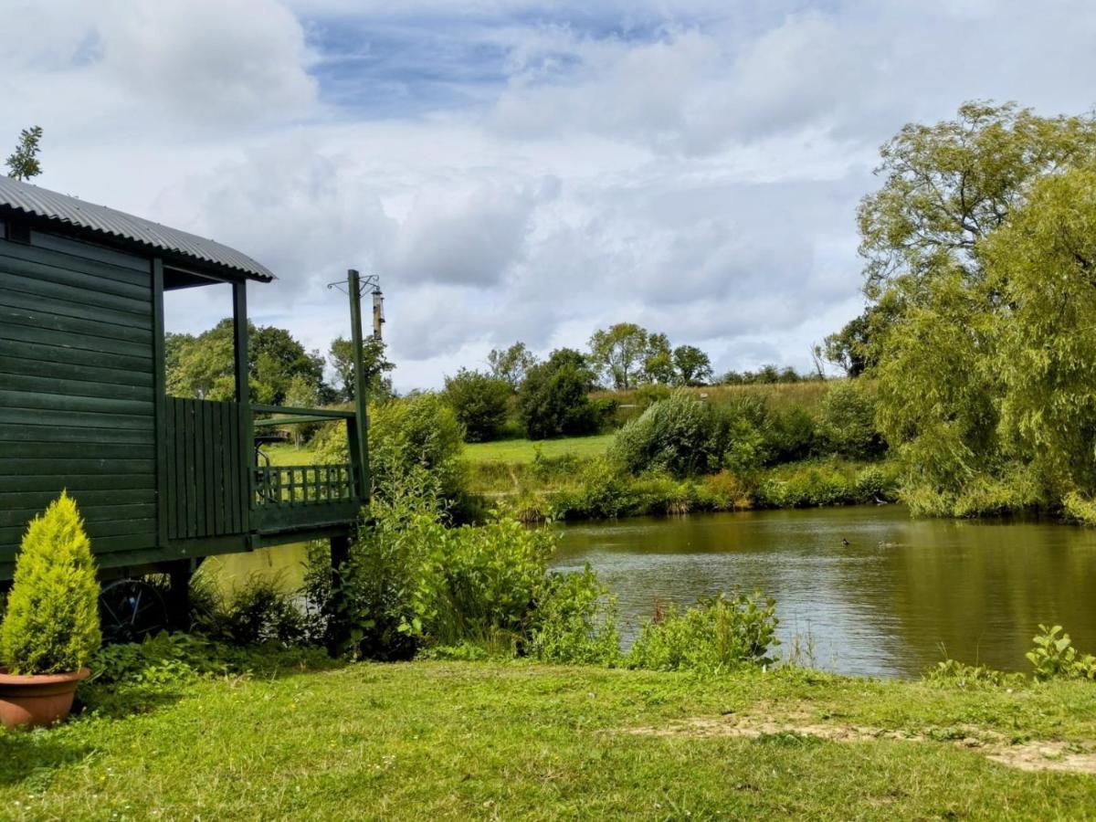 Charming Tranquil Shepherds Hut With Lakeside Balcony 'Roach' อัคฟิลด์ ภายนอก รูปภาพ