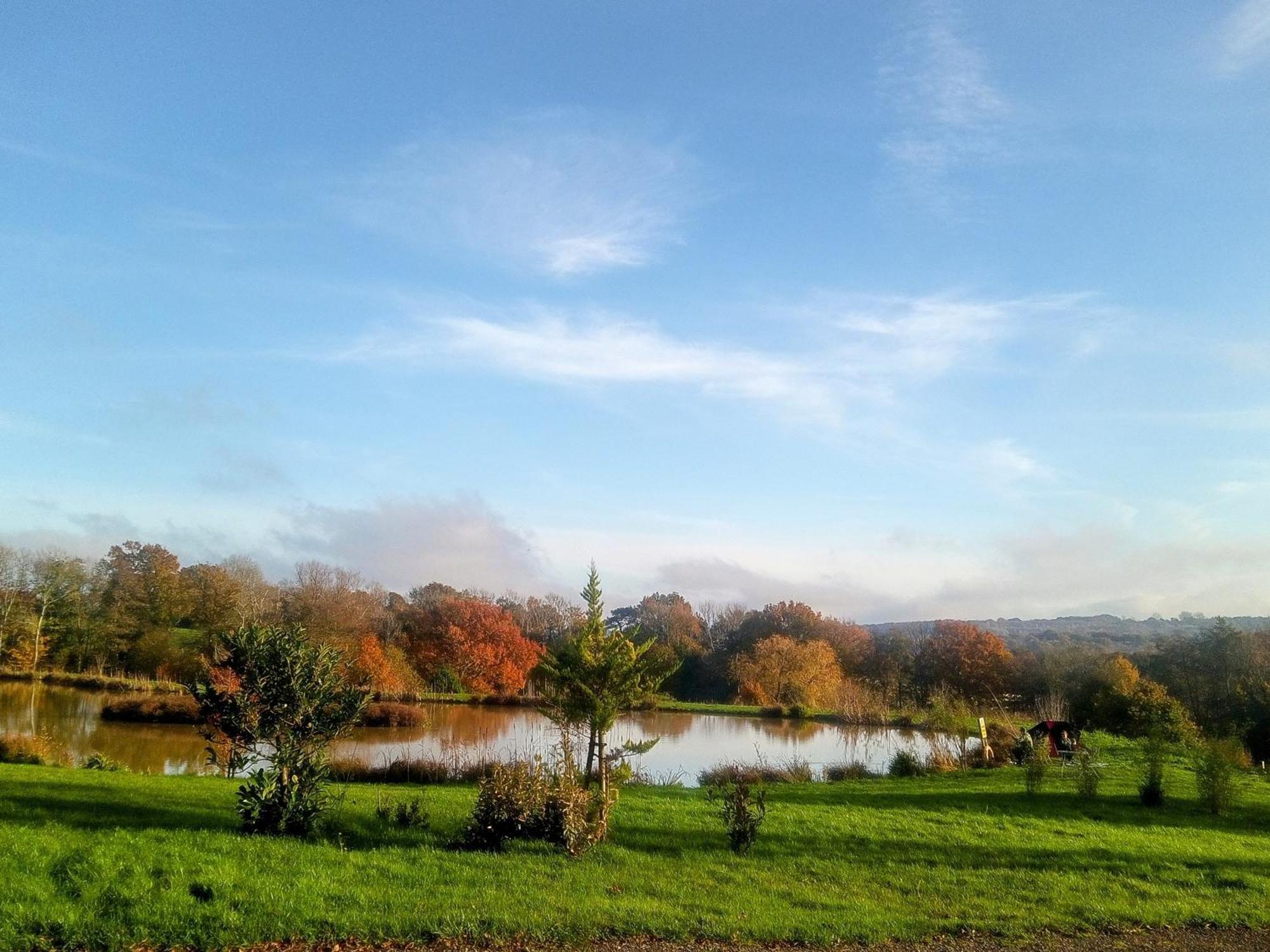 Charming Tranquil Shepherds Hut With Lakeside Balcony 'Roach' อัคฟิลด์ ภายนอก รูปภาพ