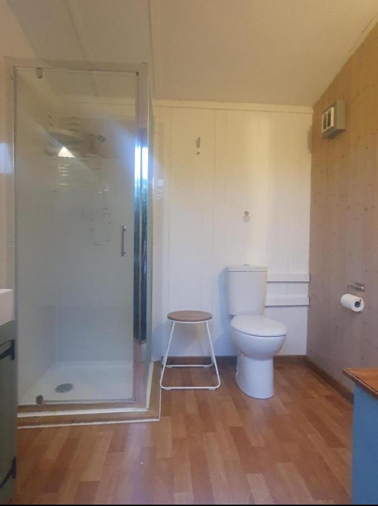Charming Tranquil Shepherds Hut With Lakeside Balcony 'Roach' อัคฟิลด์ ภายนอก รูปภาพ